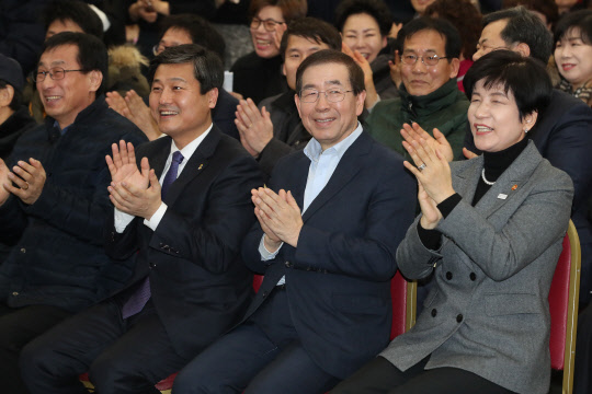 박원순 시장-김영주 장관, 고용안정 사례에 박수 5일 오후 서울 성북구청에서 열린 아파트 경비노동자 고용안정 설명회에 참석한 김영주 고용노동부장관(오른쪽부터), 박원순 서울시장, 김영배 성북구청장이 모범 사례로 선정된 동아에코빌 아파트 관련 발표를 듣고 박수치고 있다. 2018.2.5